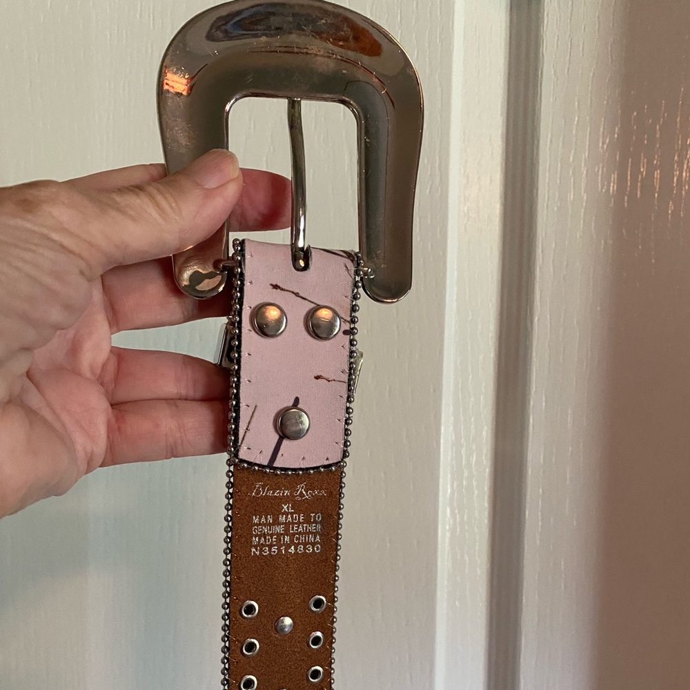 Very pretty show belt, would really stand out in the ring.